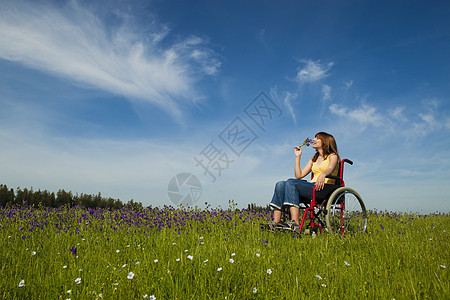 轮轮椅残疾妇女座位轮椅幸福残障花朵女性成人卫生天空保健图片