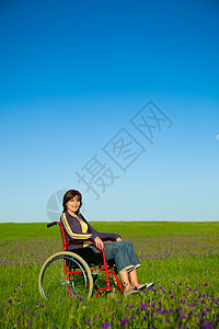轮轮椅残疾妇女座位保健喜悦残障幸福活动闲暇草地人士车辆图片