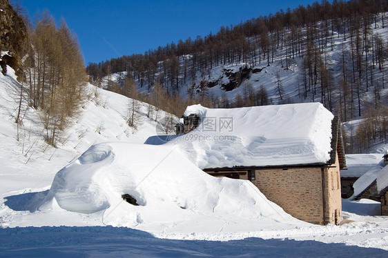 雪中高山房屋图片