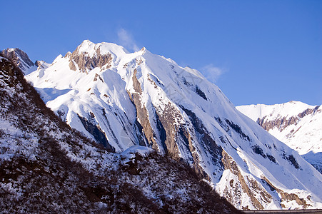 风雪山峰图片