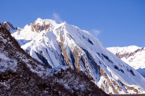 风雪山峰图片