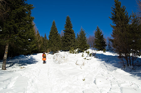冬季山区登山图片