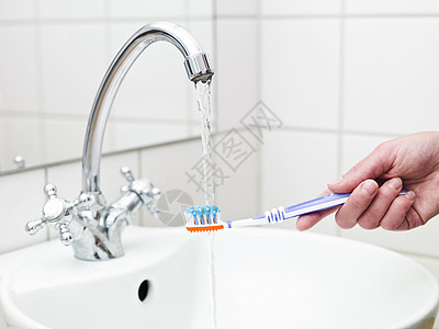 牙刷和牙膏气泡护理飞溅口腔萤石生活方式浴室卫生龙头液体图片