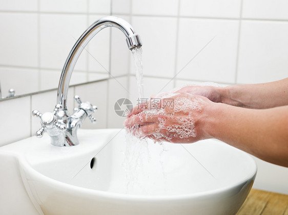 洗手人类肥皂水卫生生活方式身体飞溅浴室护理打扫液体图片