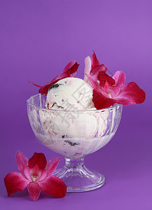冰淇淋和兰花高脚杯食物奶制品奶油紫色粉色甜点图片