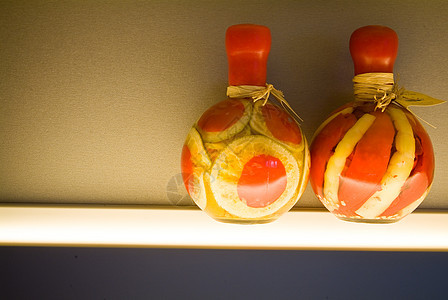 厨房的灯桌上两瓶装饰品瓶胡椒异国草本植物调味品静物个性香料情调食物蔬菜图片