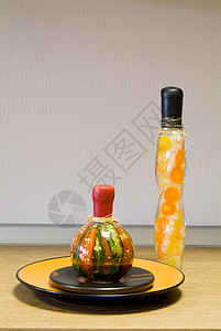 装饰性瓶子和桌上的陶瓷板图片