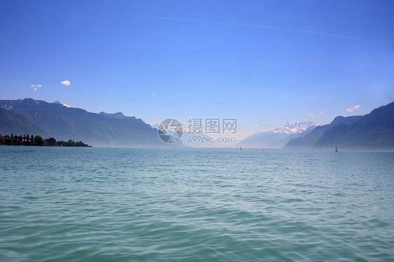 瑞士日内瓦山区湖和日内瓦湖阴影框架旅行游艇高山孤独蓝色天空全景地标图片