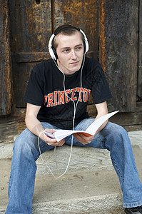 听音乐学生耳机音乐播放器男人冒充男性姿势音乐立体声白色图片