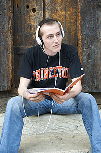 听音乐男性学生音乐男人耳机姿势冒充娱乐白色音乐播放器图片