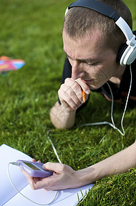 听音乐男人姿势青年娱乐白色男性立体声学生耳机音乐图片