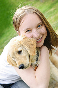 带着小狗的女孩宠物金发拥抱黄色女士友谊青年伴侣女性猎犬图片