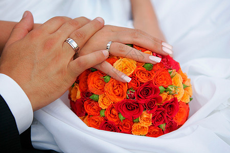 一对手握手的情侣新人女士裙子恋人浪漫手指男性婚礼婚姻白色背景图片