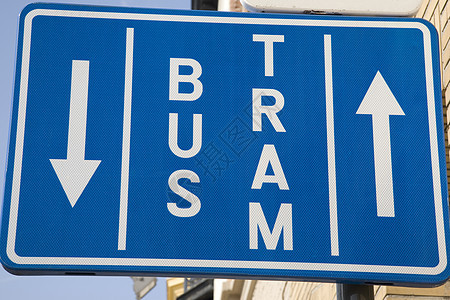 公交车和特雷姆巷蓝色标志图片