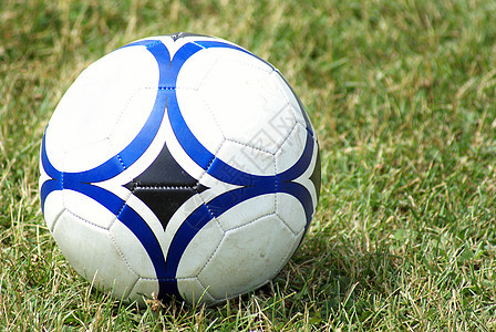足球球在草地上圆圈踢球圆形院子白色游戏场地绿色黑色地面图片