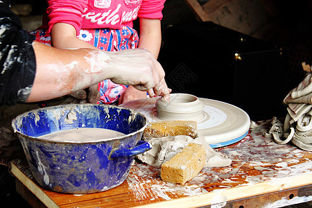 在车间中制作粘土的儿童陶器图片