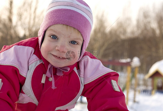 冷冰冷的小女孩孩子们帽子乐趣童年微笑娱乐外套女孩孩子季节图片