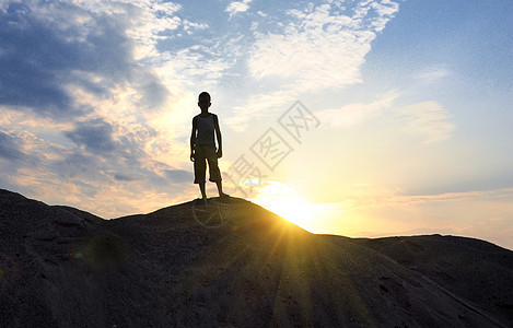 太阳下山的沙沙漠中的年轻人男性小路旅行旅游远足者游客健康日落沙漠踪迹图片