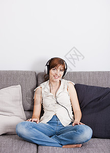 听音乐女性享受女孩技术成人音乐微笑女士闲暇沙发图片