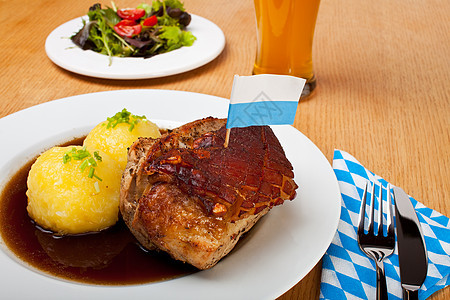 巴伐利亚烤猪肉菜和土豆蓝光烹饪饮食肉汁啤酒食物饺子韭菜盘子旗帜图片