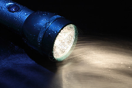 手电筒和水探照灯黑色火炬聚光灯背景光束图片