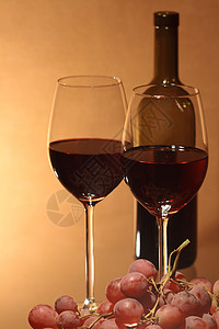 红酒和葡萄瓶子水果酒精饮料餐具玻璃饮食甜点高脚杯周年图片