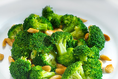 新鲜的西兰花和杏仁沙拉烹饪桌子盘子蔬菜宏观饮食维生素午餐营养图片