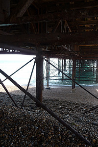 布莱顿码头下建筑物支撑底面海滩建筑地标海洋波浪金属材料图片