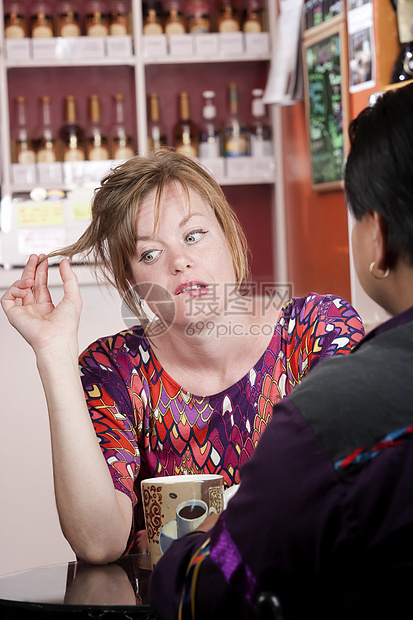 与男性朋友一起在咖啡屋的无聊妇女图片