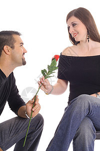 情侣在爱情中分享一朵玫瑰图片