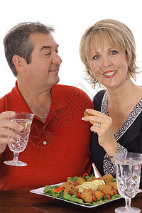 垂直隔离在白色上开胃菜的中年夫妇图片