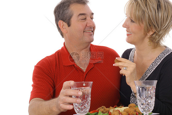 中年夫妇在白上隔离开胃菜图片