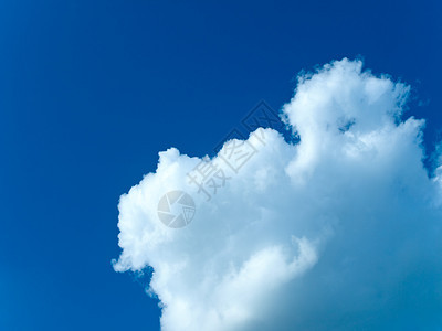 天空中的云环境蓝色晴天太阳云景多云阳光气氛日光天堂图片