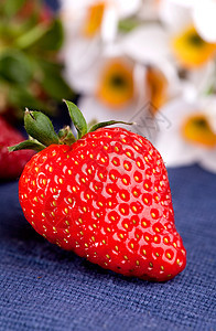 新鲜草莓甜点蓝色浆果小吃食物水果野餐环境红色图片