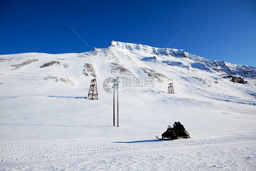 山区冬季风景运输摩托雪地滑雪北方人旅行图片
