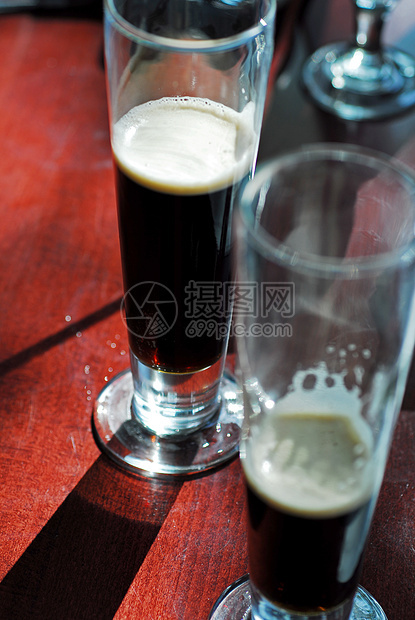 长笛眼镜中的黑暗啤酒图片