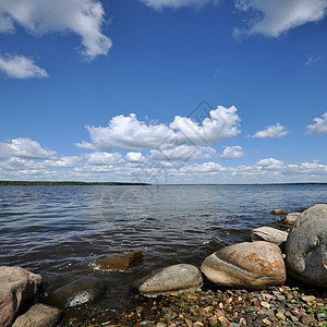 湖边的石状海岸墙纸全景阳光明信片反射地平线海浪海滩天空蓝色图片