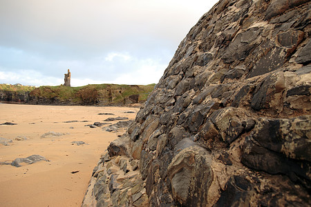 城堡墙壁海岸线岩石优势游客蓝色海藻浴海藻支撑废墟海滩图片