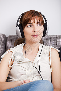 听音乐手机耳机长椅女孩快乐技术享受音乐闲暇女士图片