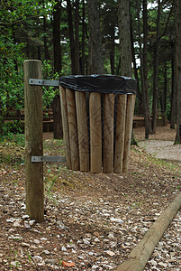 公园垃圾桶垃圾木头绿色环境黑色棕色图片