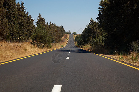 相当高的公路白色木头草原车道黄色乡村邮政绿色天空风景图片