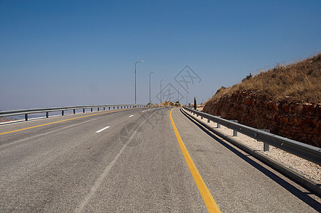 相当高的公路小路绿色白色天空邮政运输车道草原草地风景图片