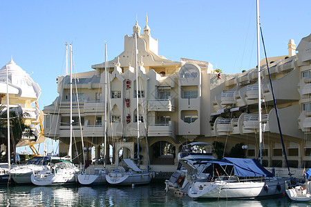 豪华渡船码头住宅公寓建筑学建筑物停泊处风帆阳台索具反射桅杆图片