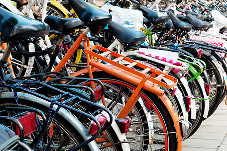 阿姆斯特丹的自行车踏板街道座位假期特丹游客晴天生态橙子框架图片