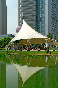 湖上摩天大楼和帐篷的反射花园植物高楼建筑学商业全景经济学大都市天际景观图片