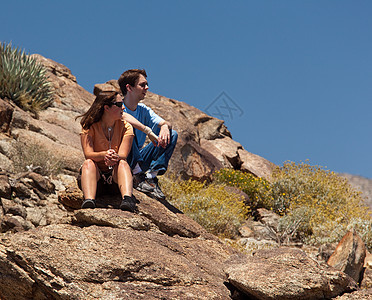 沙漠中的偷渡者看远方的物体分支机构女孩公园夫妻女士刷子男生男性远足者青年图片