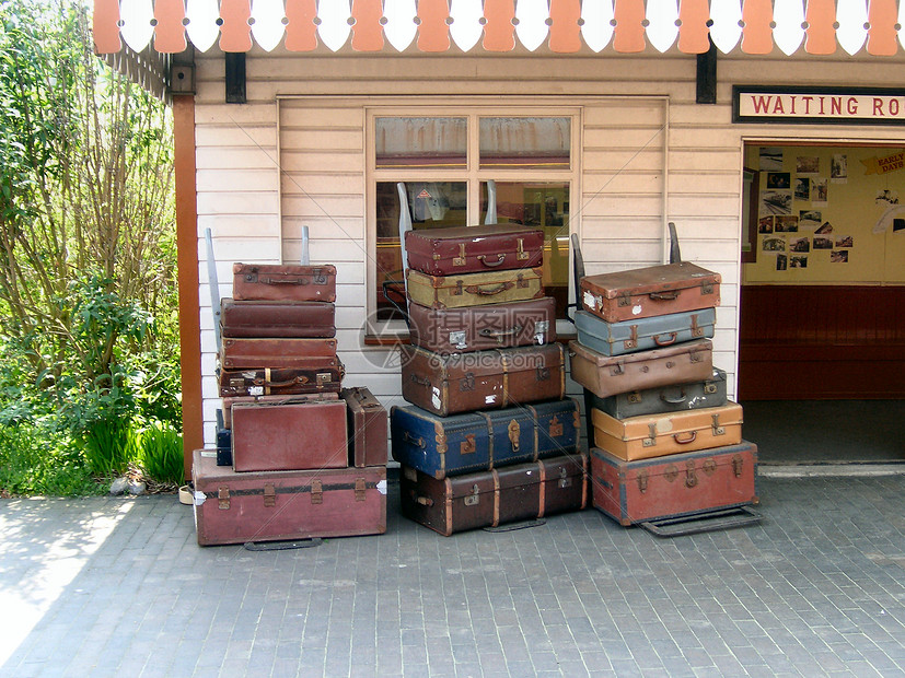 旧行李箱和行李图片