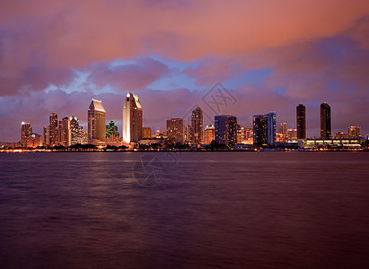 橙云反映圣地亚哥天线的光亮海岸线全景建筑旅行海洋建筑物日落城市反思反射图片