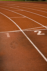 在赛马场的赛道上运行的车道小路体育馆回合跑步课程马场竞赛运动场地线条图片