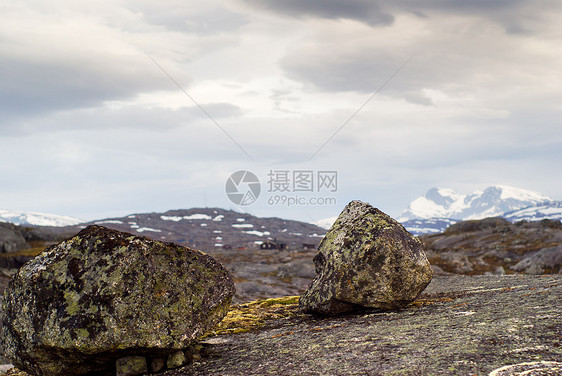 反对山岳的建筑群图片